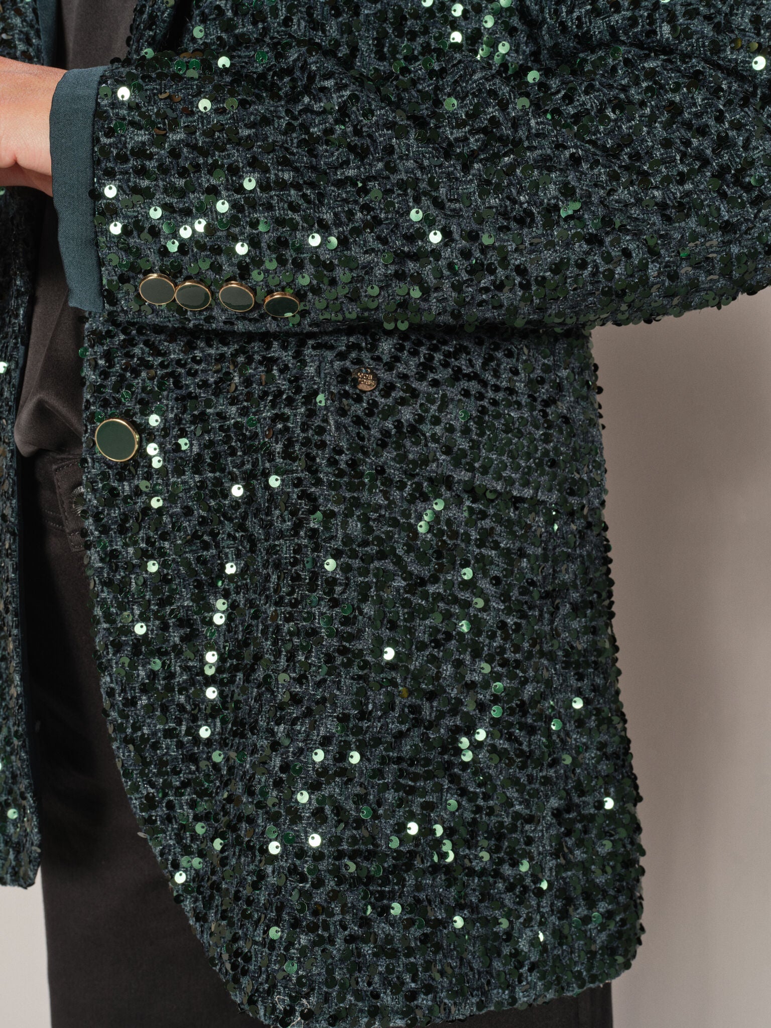 Modelshot / Dark Pine / Detail